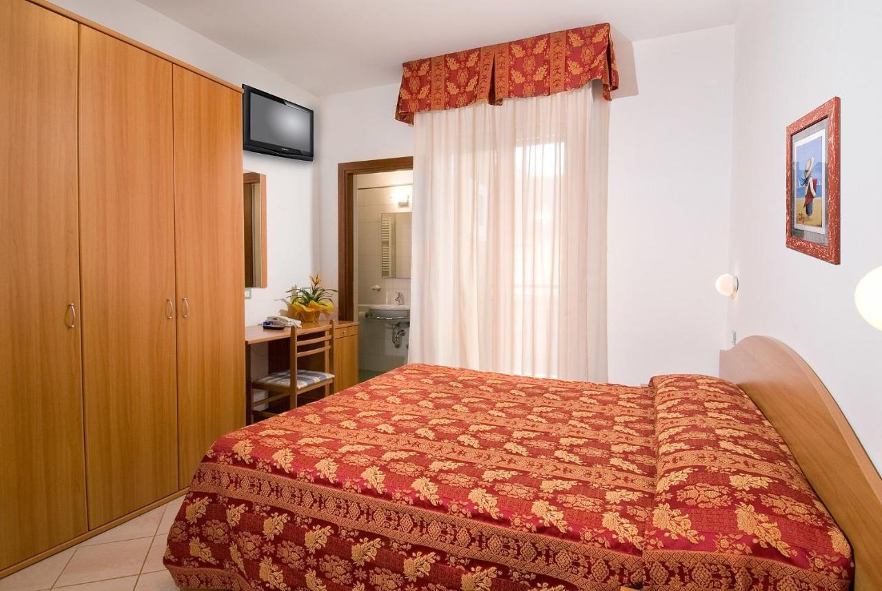 Hotel Belvedere Misano Adriatico Szoba fotó