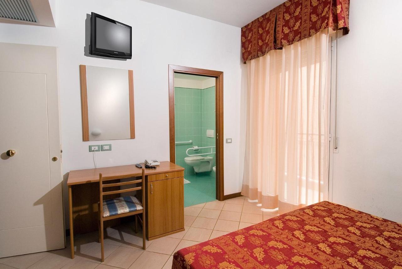 Hotel Belvedere Misano Adriatico Szoba fotó